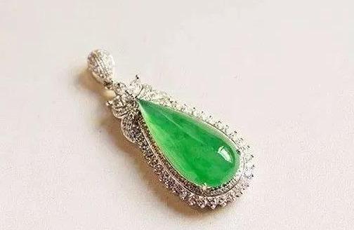 第一,金丝种翡翠中的翠丝颜色鲜艳, 色形呈条状,丝状排列成顺丝,片