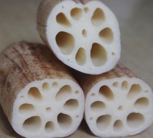 并且它到了开花的季节,花朵颜色是粉红色的,莲藕的外皮是粉色或者是褐