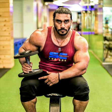 印度人天天吃咖喱,竟然能练出这种肌肉男神