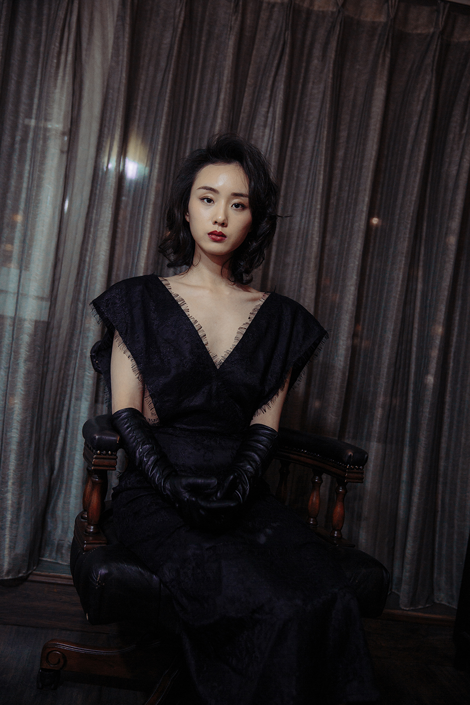 邓郁立暗黑风大片曝光 优雅惊艳显复古油画质感