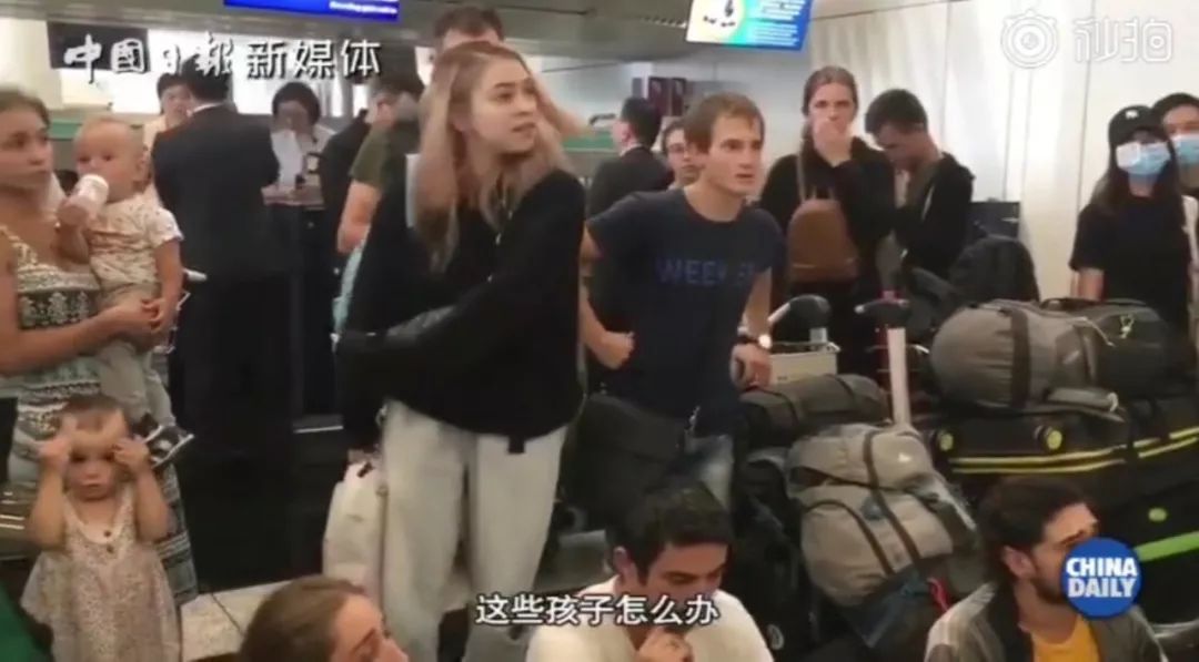昨晚,香港之耻!废青围殴、泼水、拘禁中国游客和记者__凤凰网