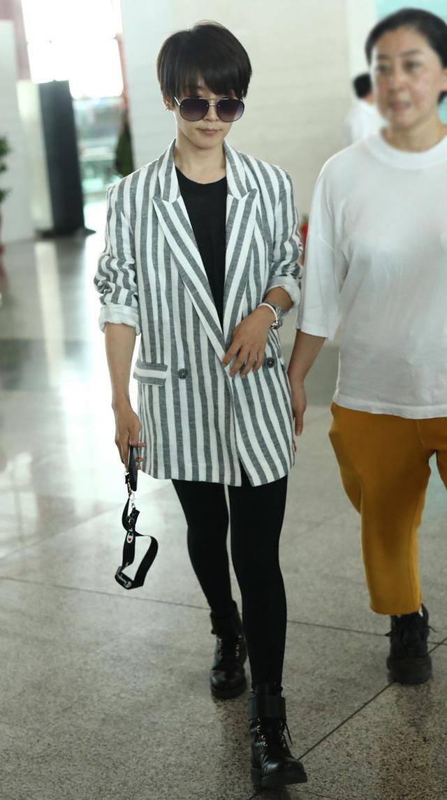 辣妈谢楠穿西装身材纤细拎一万八手袋造型低调难怪能征服吴京