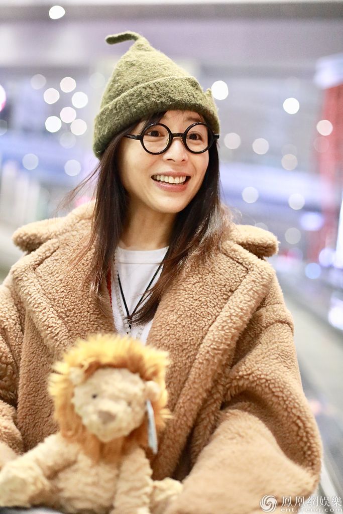 张静初素颜抱小狮子玩偶萌翻全场嘟嘴卖萌笑容灿烂亲和力满分