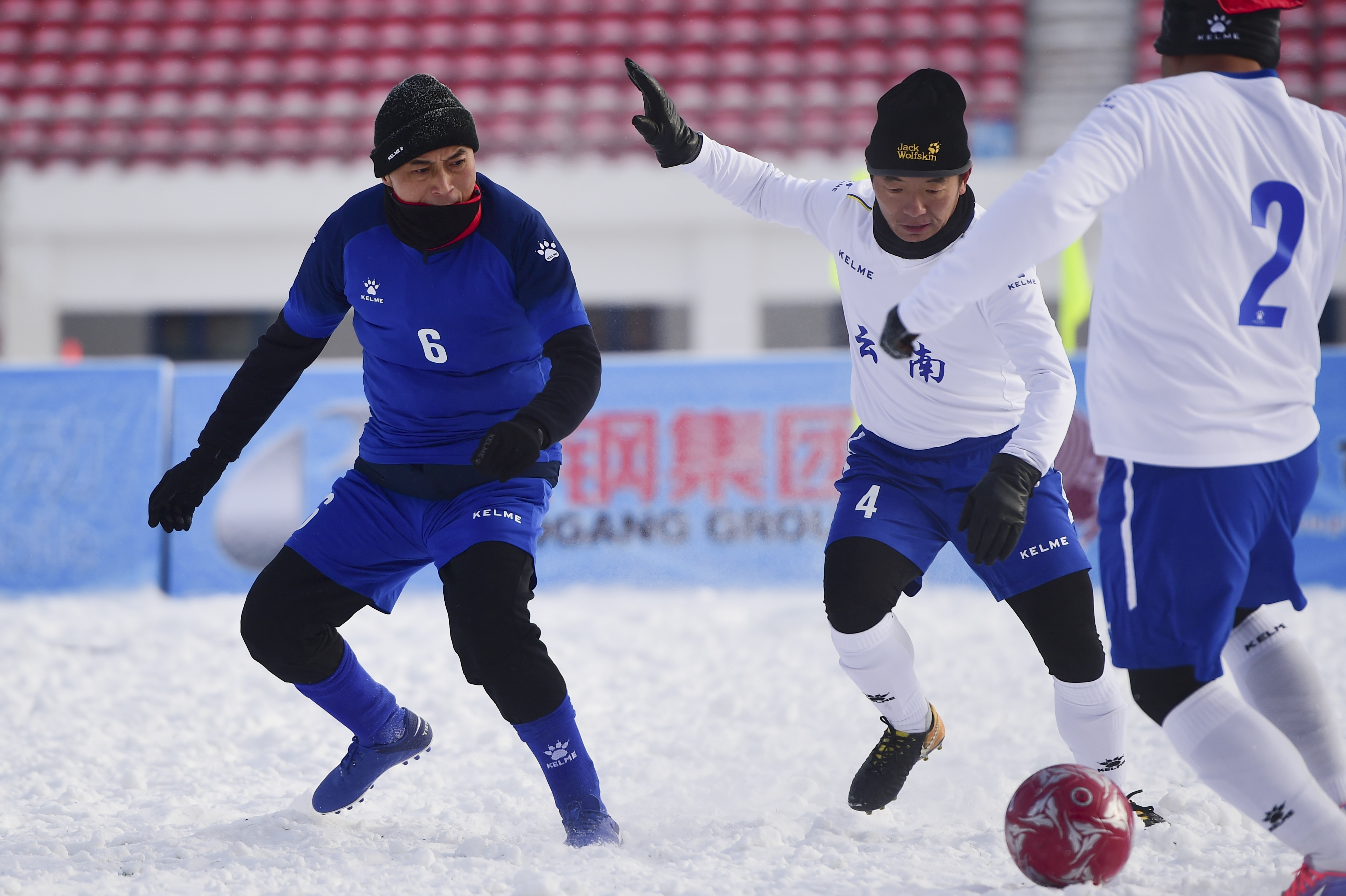 全民健身南方汉子的雪地足球赛