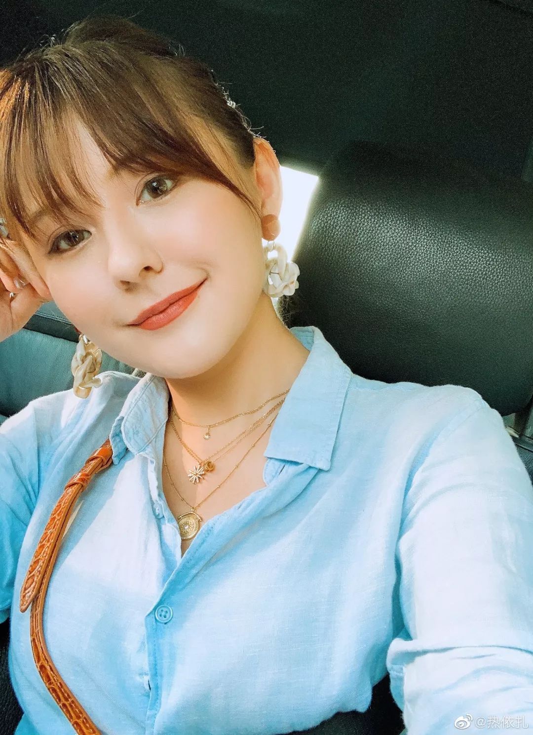 壁纸热依扎的街拍太火辣脱掉古装的她身材有多好