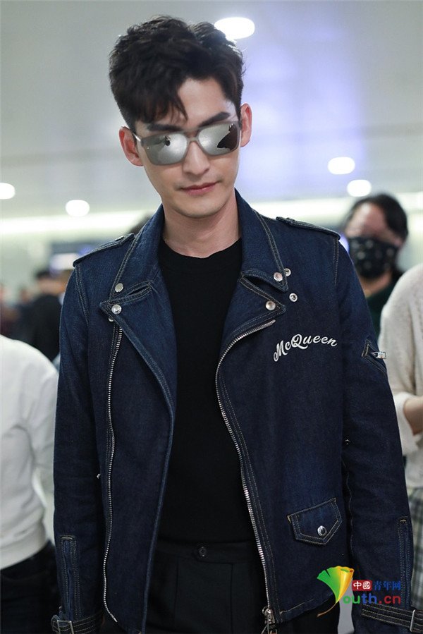 张翰凌晨现身获大批迷妹送机 墨镜遮面酷劲十足