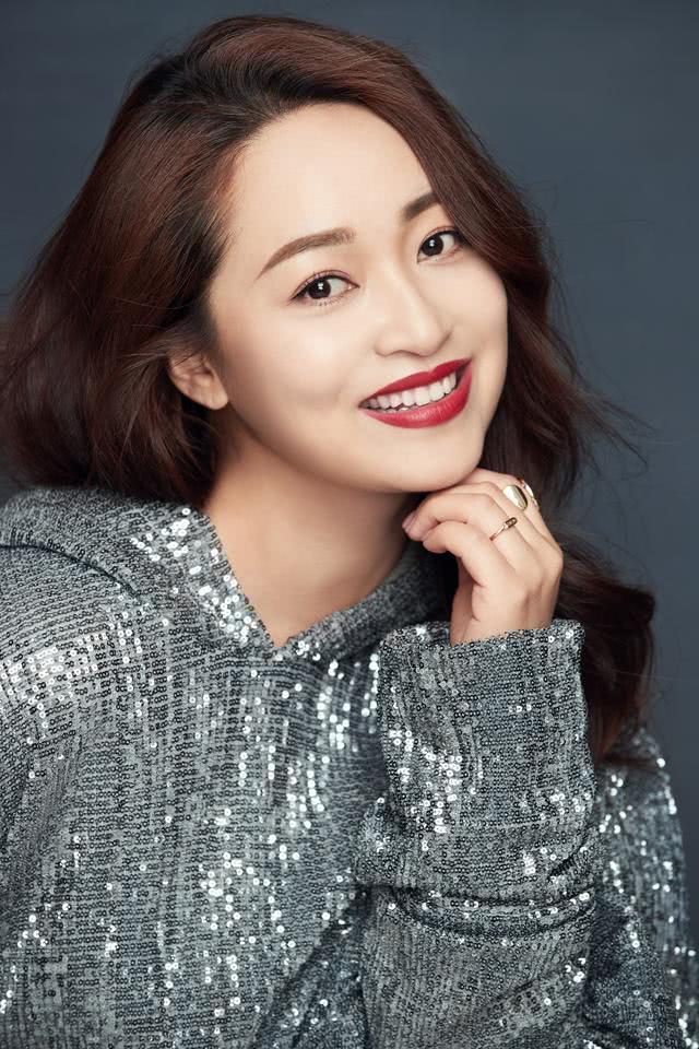 又一首力作《爱在燃烧》正式上线,歌曲由资深词曲作者聂小慧作词作曲