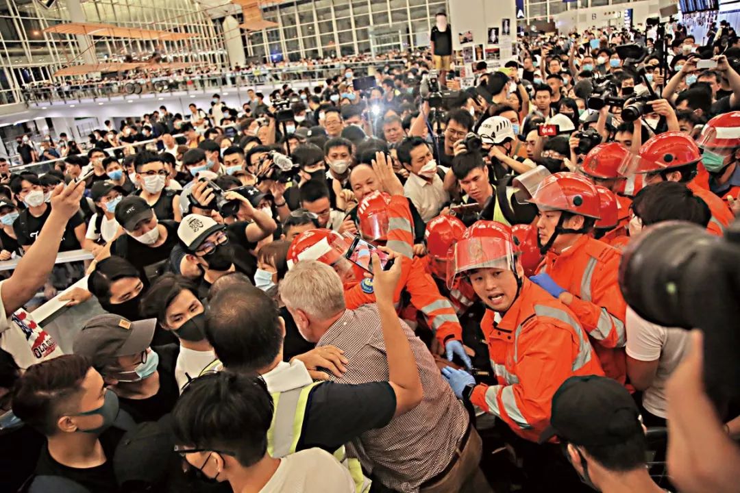 针对暴徒在香港机场严重暴力行径,港澳办,中联办,特区政府严正表态