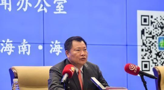 图为海南省交通运输厅厅长林东介绍海南交通状况.