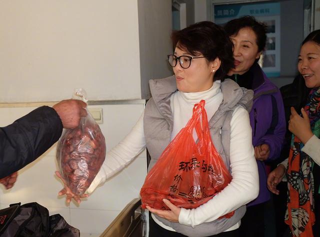 袁立做公益一个礼拜不换衣,连续三天睡不着觉,身体浮肿的像怀孕