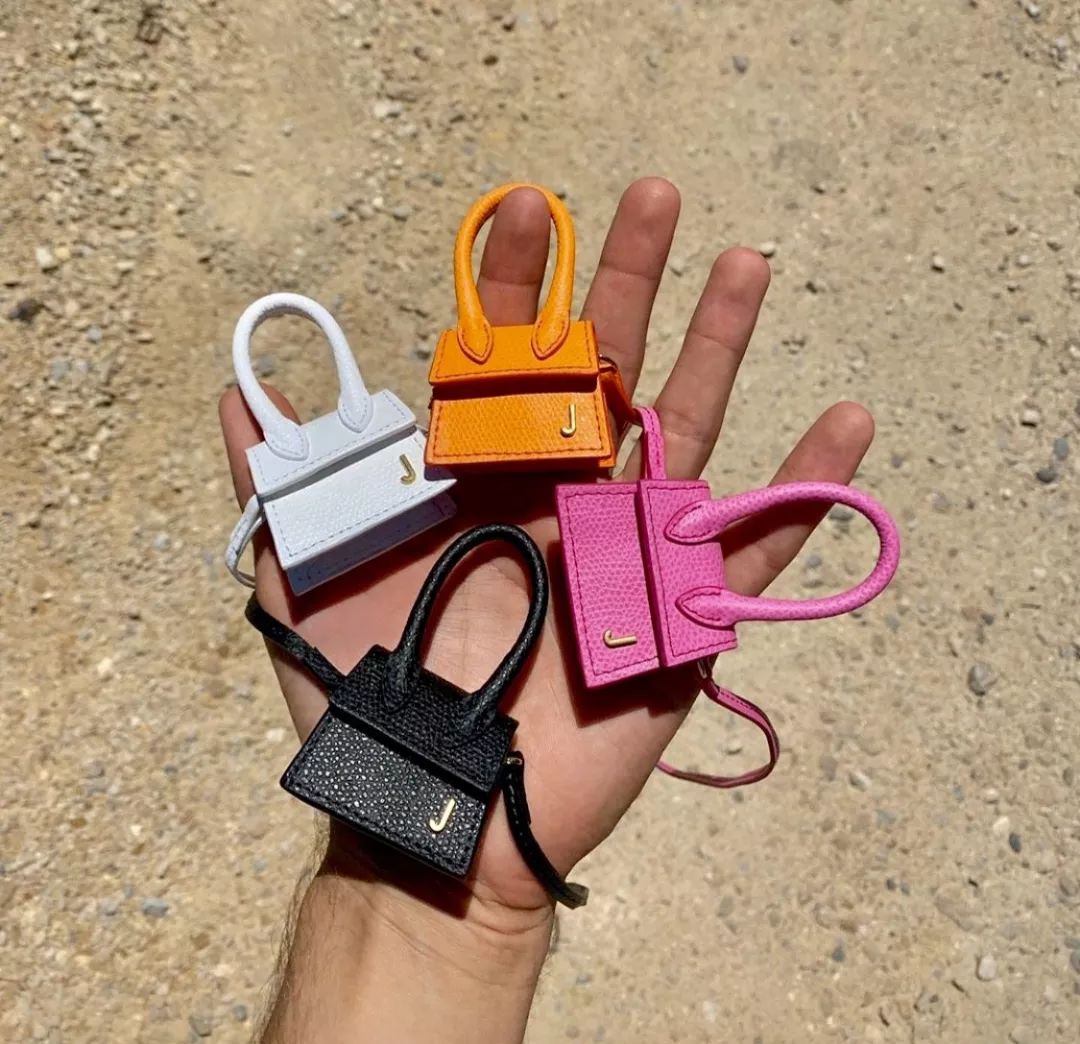 mini 包届超火的 jacquemus 在今年巴黎时装周时推出了超级迷你包