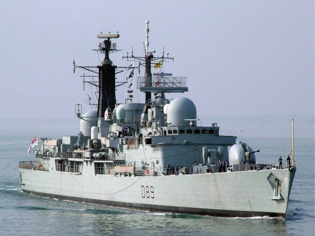 英阿马岛战争中,英国海军"谢菲尔德"号驱逐舰(d80)正在与英国本土进行