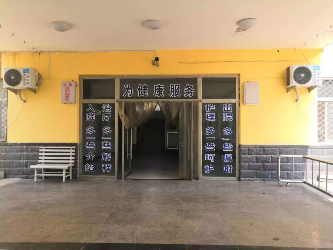 当地农民在新型农村合作医疗制度普惠下,该小镇的医院医生让患者到