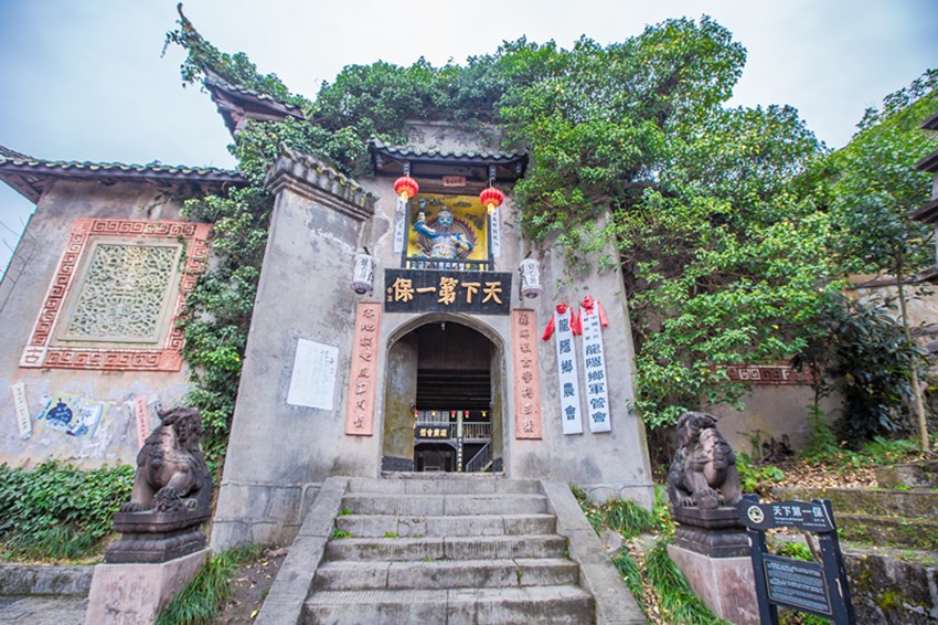 时光如倾斜在片片青瓦上的轮盘 一边旋转磨炼成生活沉淀的印记 一边