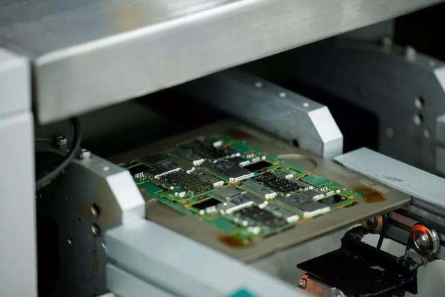 紧紧贴合在vivo x30系列的手机主板上