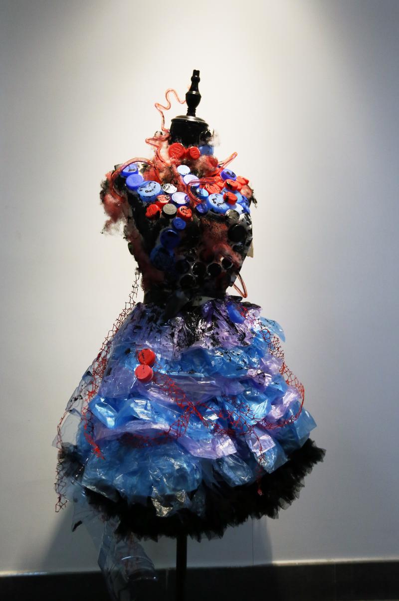 废旧报纸外卖餐盒空饮料瓶松江的师生将这些废品玩成了艺术品