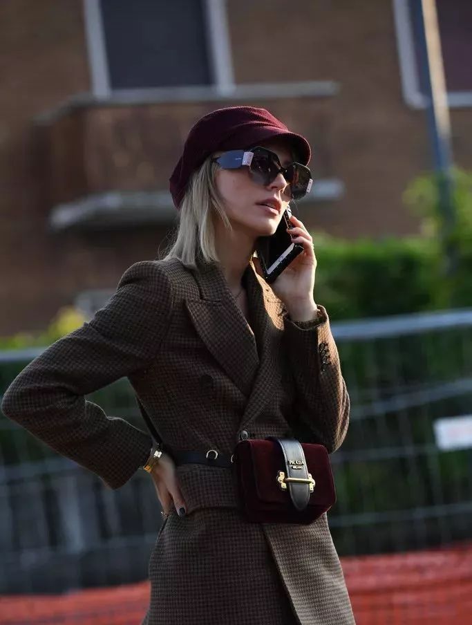 报童帽搭配上运动休闲风的卫衣和运动裤,帅气街头风