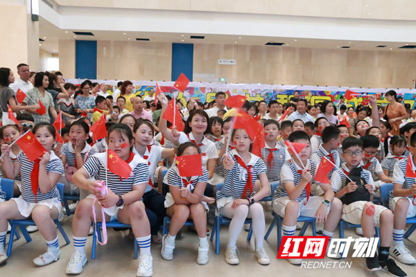 长沙:小学生拼出国旗花海 祝福祖国繁荣昌盛__凤凰网