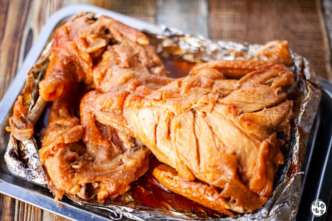 筵堂家的大公鸡都是溜达鸡, 锡纸的好处也就在于100%锁住鸡肉的汁水