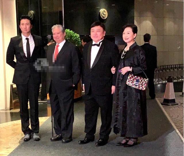 向华强在香港的地位究竟有多高?曾志伟客观的评价,让你一目了然