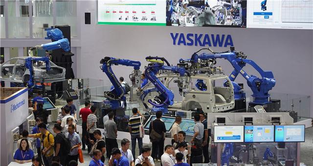 2019年9月17日,參觀者觀看日本安川電機(yaskawa)研發的可用於安裝和