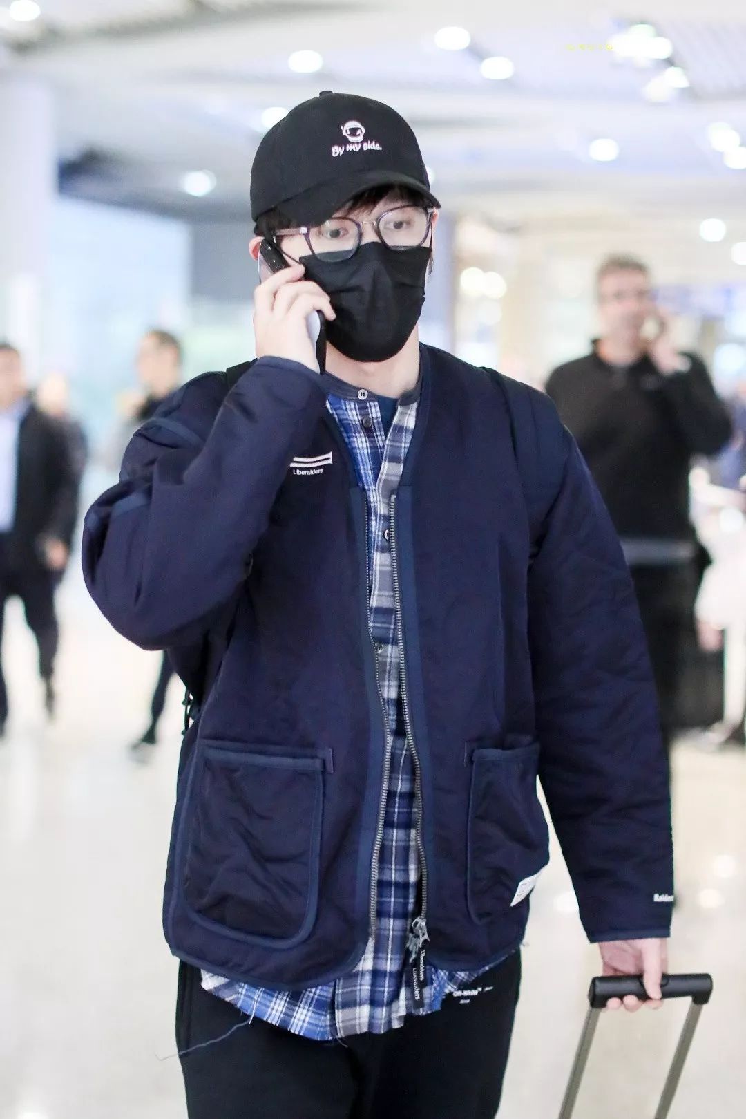 29岁白宇近照曝光穿棒球服搭格子衬衫线头外露不修边幅接地气