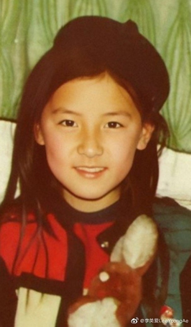 48岁李英爱晒童年旧照超"冻龄",嘴角一抹微笑30年未变