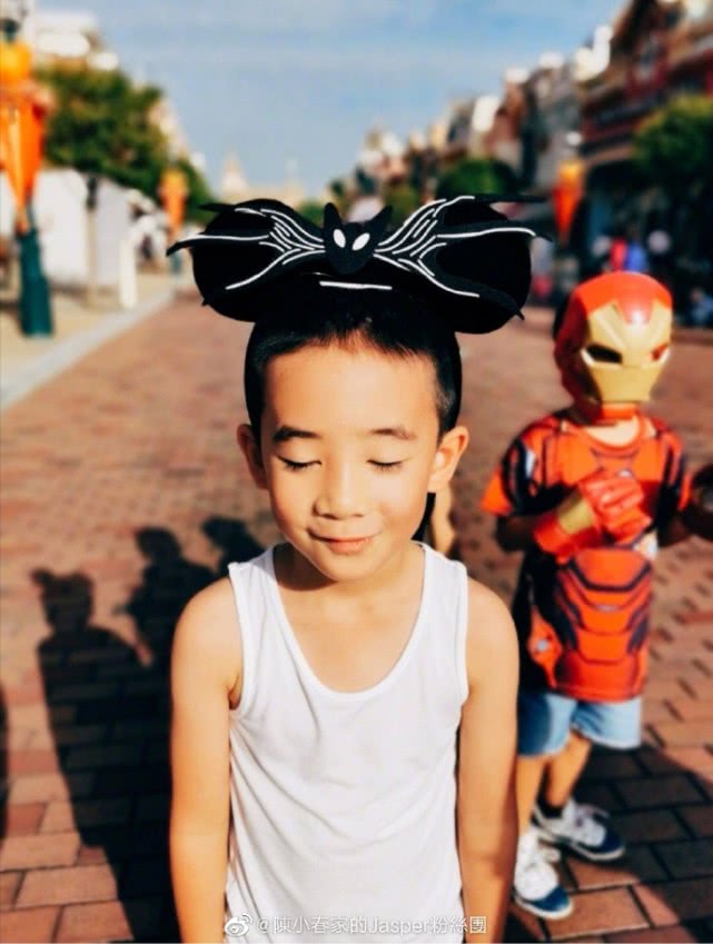 jasper近照曝光,戴菜刀和蝙蝠发箍过万圣节,闭眼甜笑呆萌可爱!