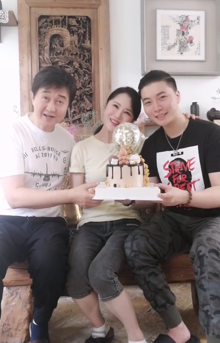 付笛生一家近照罕见同框51岁任静超冻龄与帅气儿子似姐弟