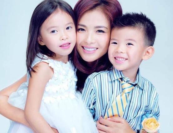 刘涛晒一家四口出游照自称众人皆睡我独醒姐弟俩如复制粘贴