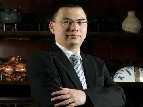 他是目前中国唯一一位身价超3000亿的富豪,在中国首富排行榜上高居第