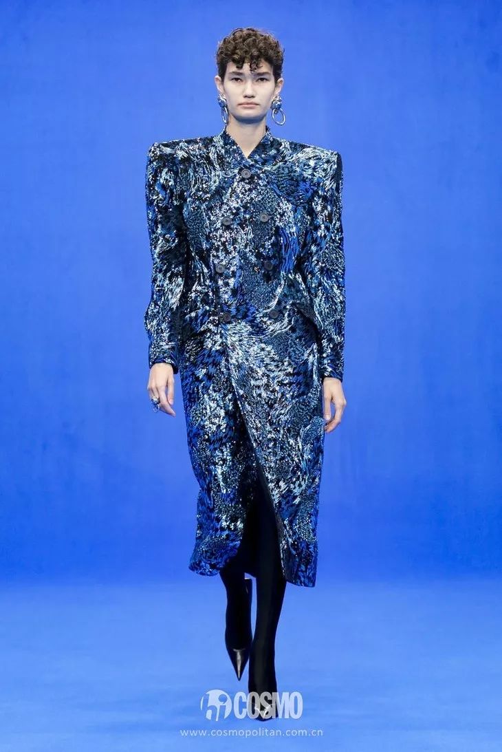 new fashion uniforms)发明了一种强势的活肩线,而其它服装则改变版型