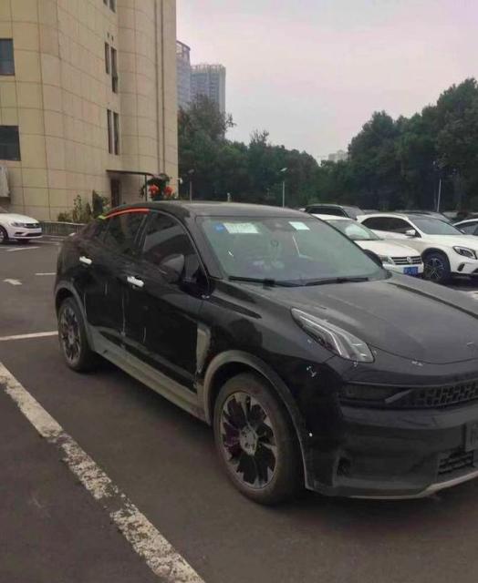 街头偶遇全新吉利领克05!黑色车身质感不俗 车长近4.6米配2.