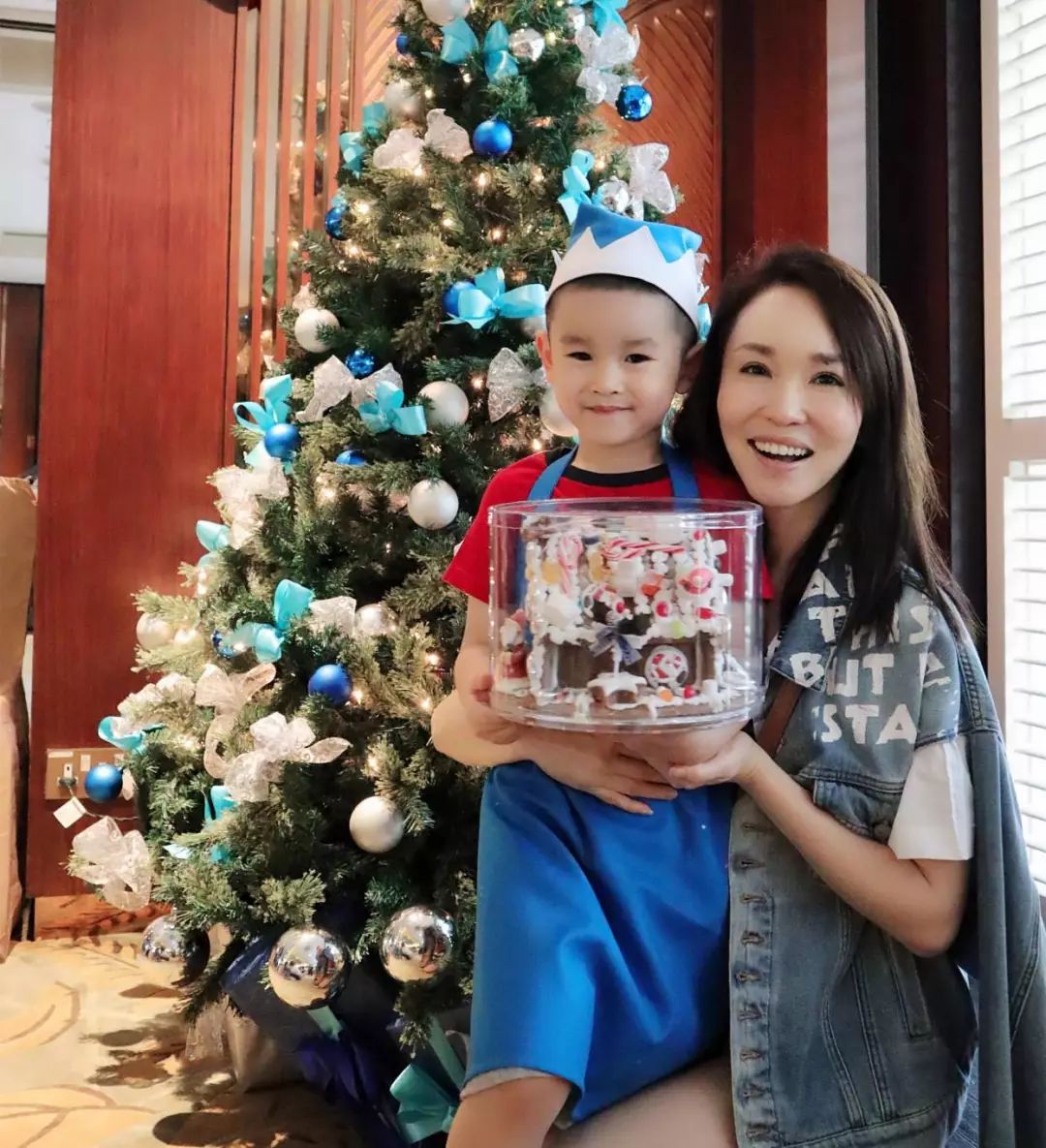 48岁范文芳晒亲子合照保养得宜像少女5岁儿子嘴巴超像李铭顺