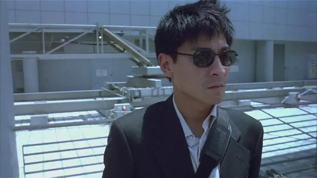 刘德华2001年接拍这部电影导演要求我尽力耍帅