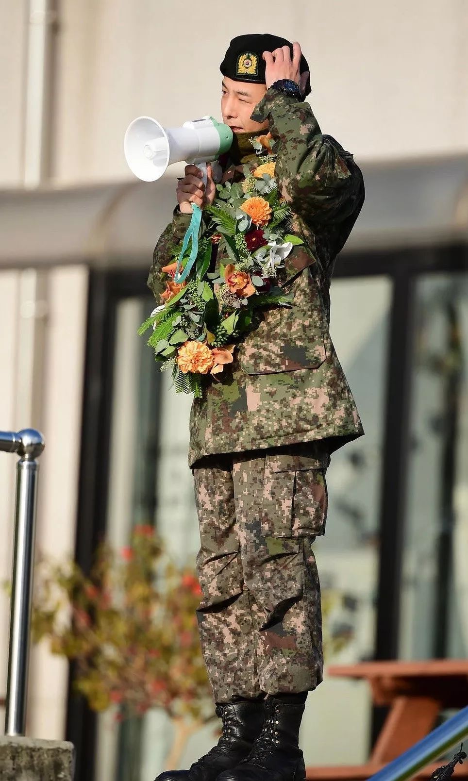 今日权志龙退役,还不忘给我们示范了一波军装怎么穿!