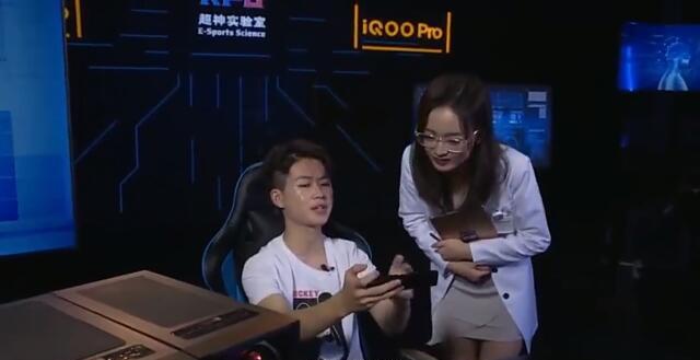 广告主要是通过久诚与灵儿的对话来体现手机的好用,广告中久诚成耨