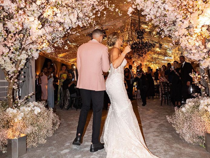 后卫塞思-库里与快船主帅道格-里弗斯的女儿卡莉-里弗斯举行婚礼,正式