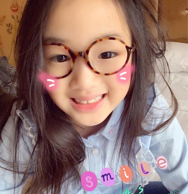 吴尊总是喜欢在照片上加各种贴纸以及文字,这次又宠溺地称neinei是