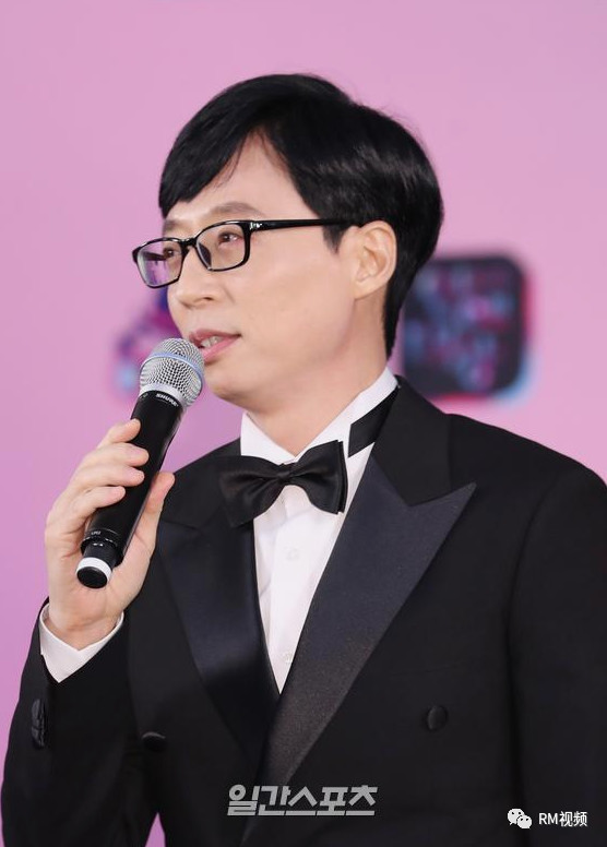 刘在石出席kbs演艺大赏红毯图