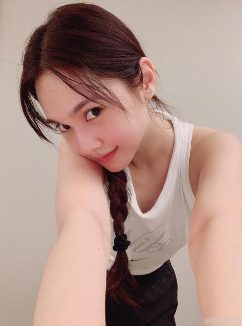 杨丞琳晒健身照展现真实素颜身材像10岁小女孩