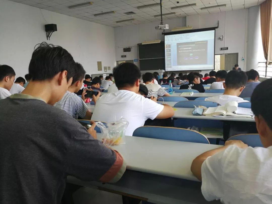 77 图书馆里埋头苦学的学霸?