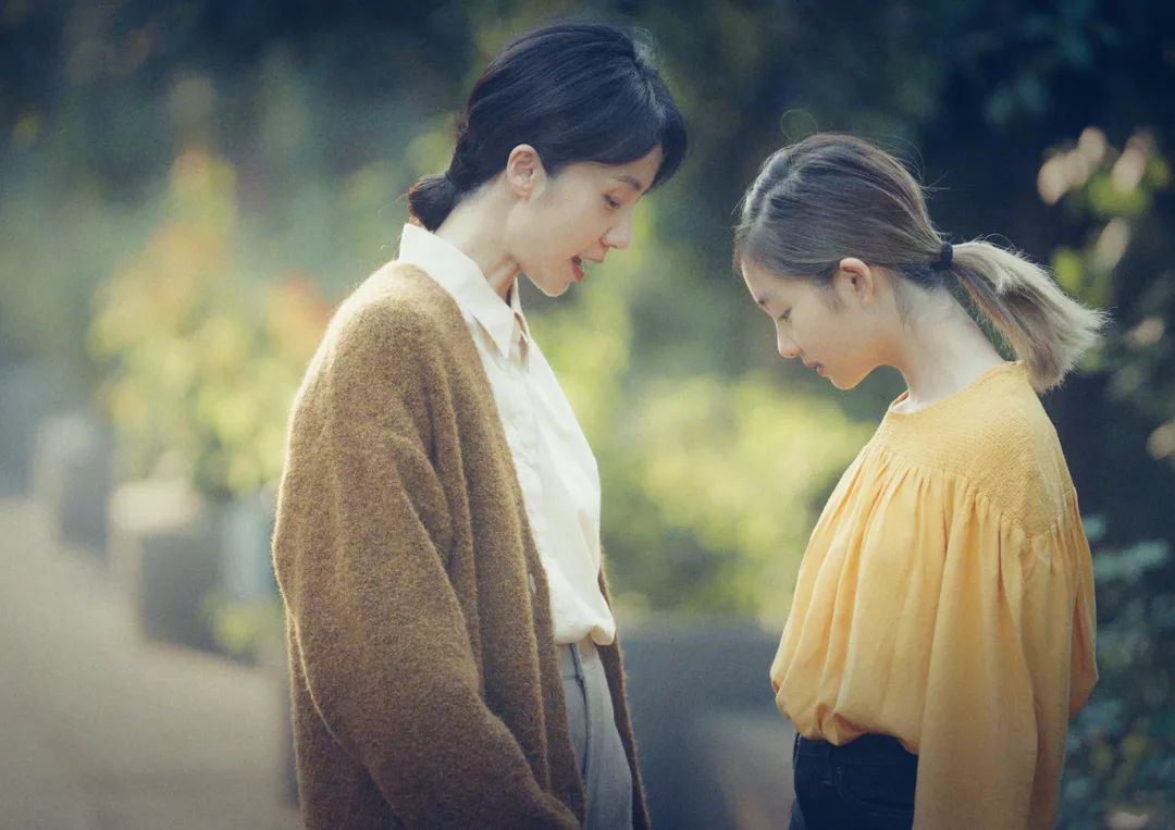 多妈孙莉与女儿合影13岁多多黄衣造型可爱灵动颜值气质太像妈