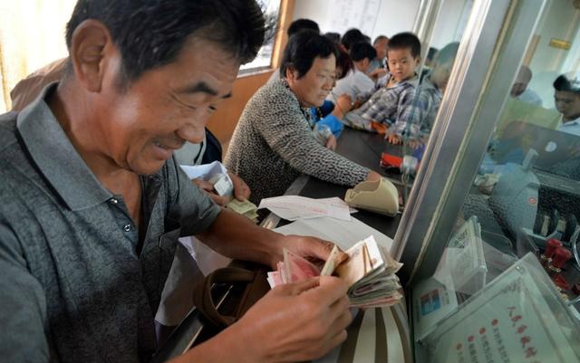 给六十岁农民一个月发400元养老补贴 够他们生活吗?