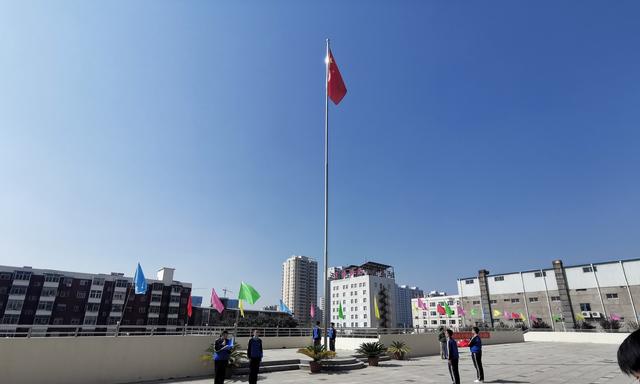 红旗凝聚爱国心 你我都是中国人 迎泽区朝阳中学举行新学期升旗