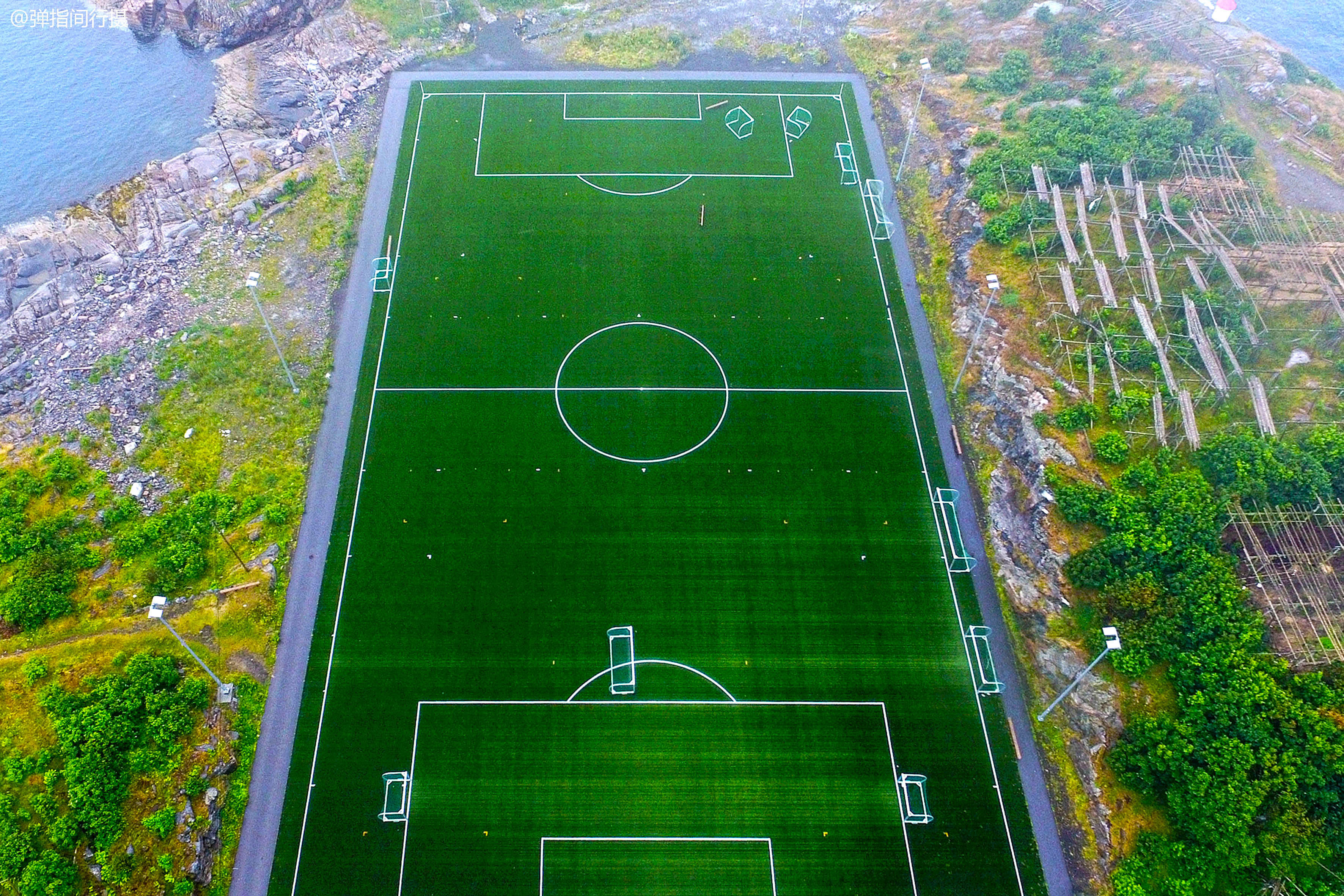 挪威有座绝美足球场,建在北极圈里的小岛上,俯瞰像外星人的造物