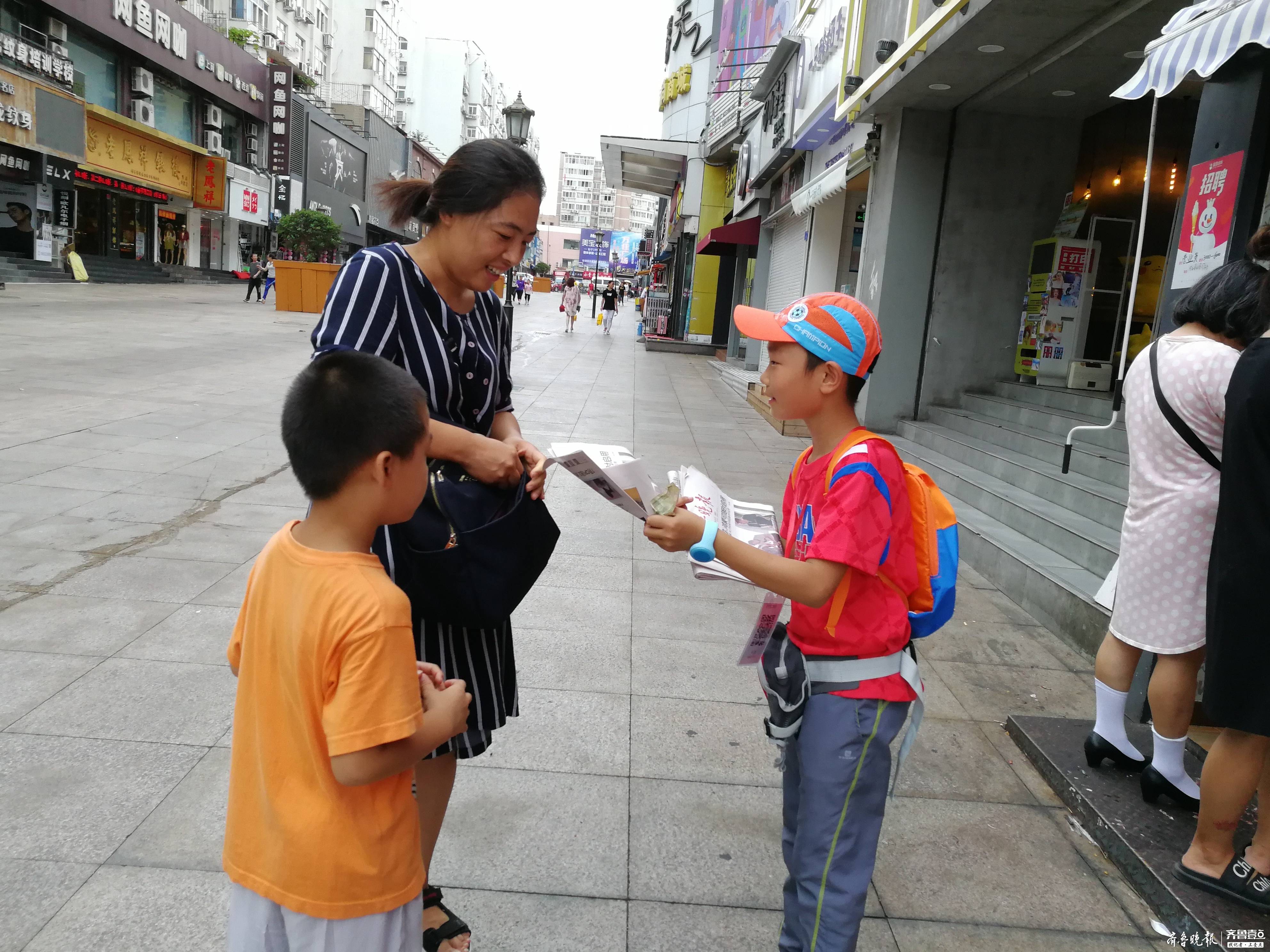 10岁小报童坚持卖报5年鞠躬致谢买报人