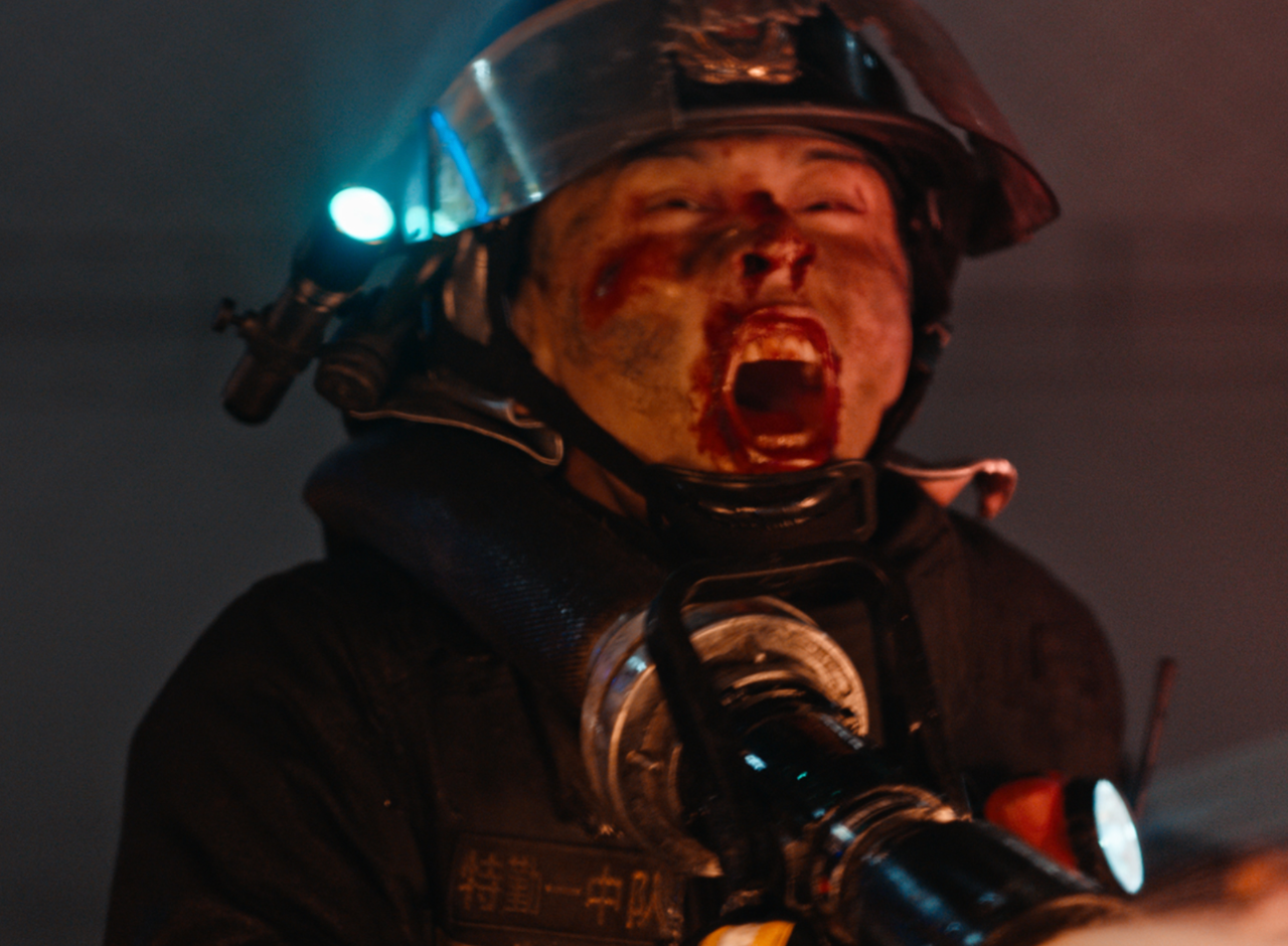 完成了电影语言视听层面上的优质观感,也复原了消防员工作的艰难险阻