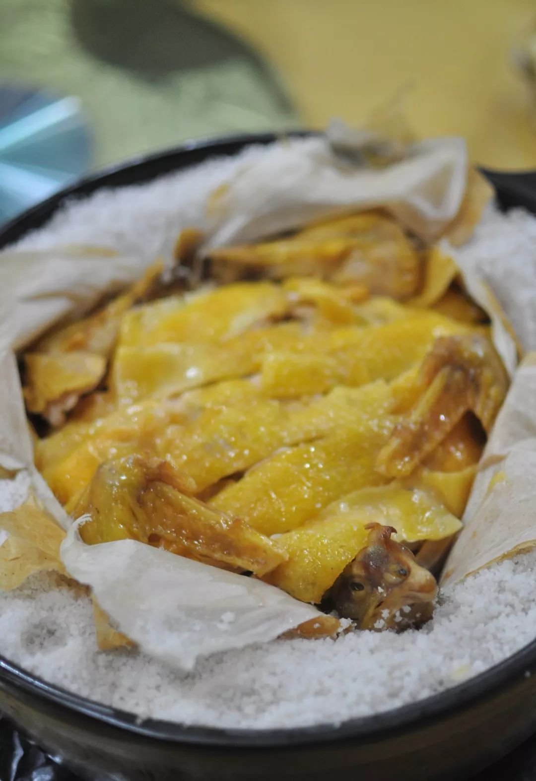 在梅州吃一只客家古法盐焗鸡