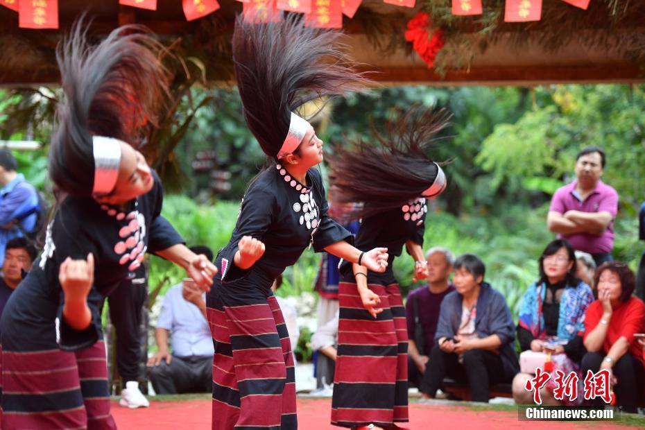 游客与佤族民众一起迎接新米,纵情欢歌,感受节日的喜悦